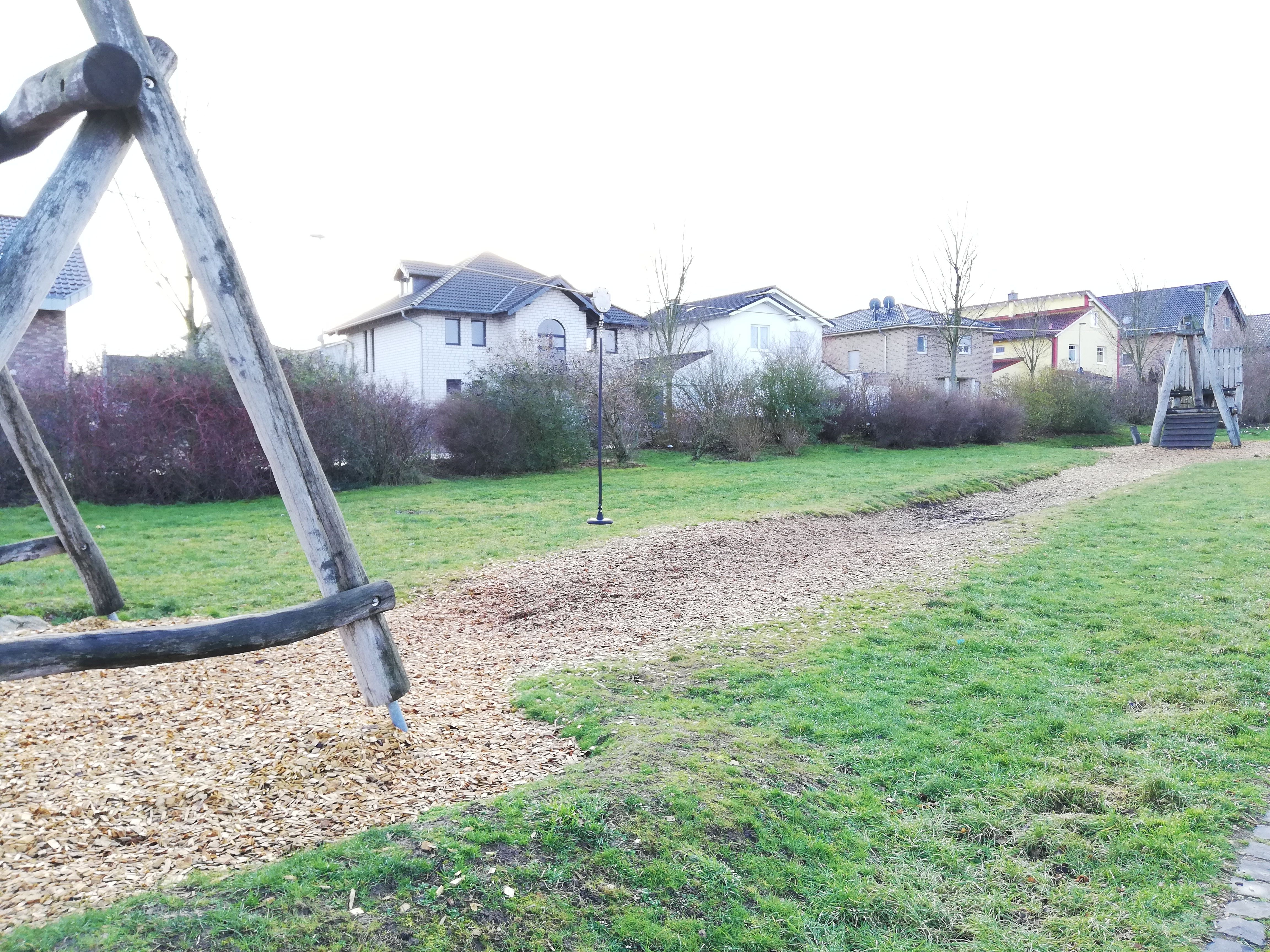 Spielgeräte auf dem Spielplatz im Oerather Mühlenfeld