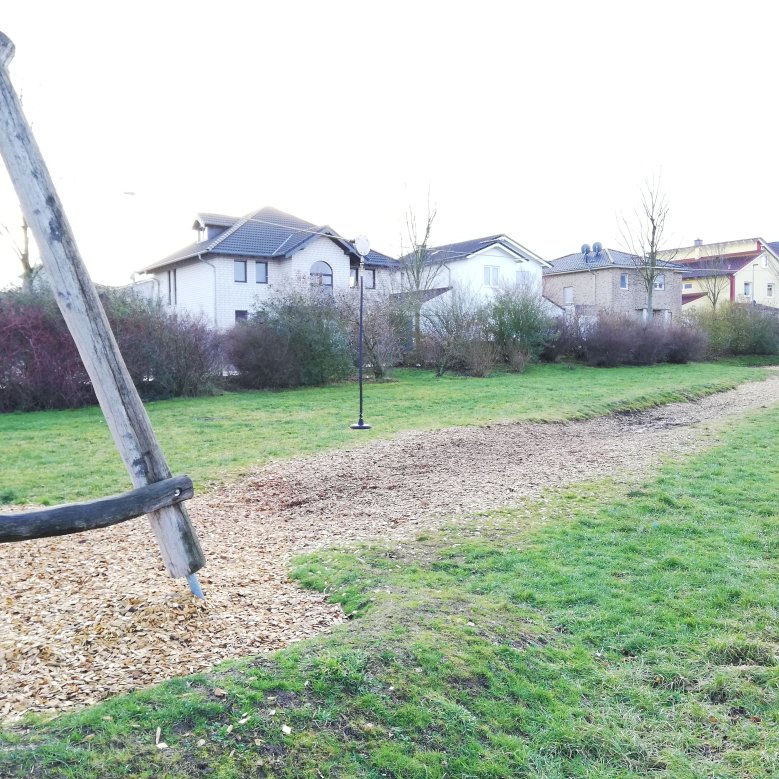 Spielgeräte auf dem Spielplatz im Oerather Mühlenfeld