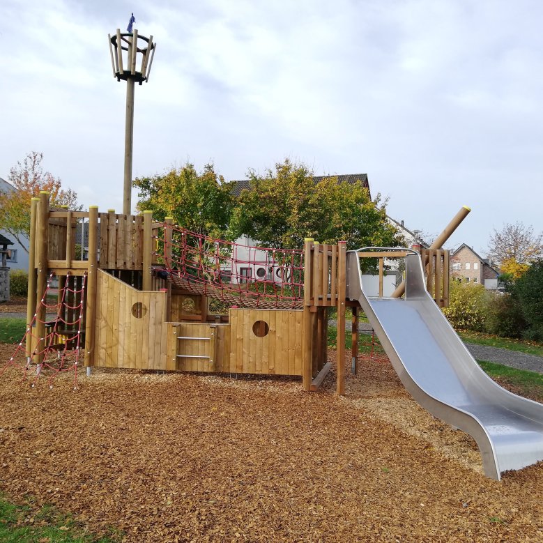 Spielgeräte auf dem Spielplatz im Oerather Mühlenfeld