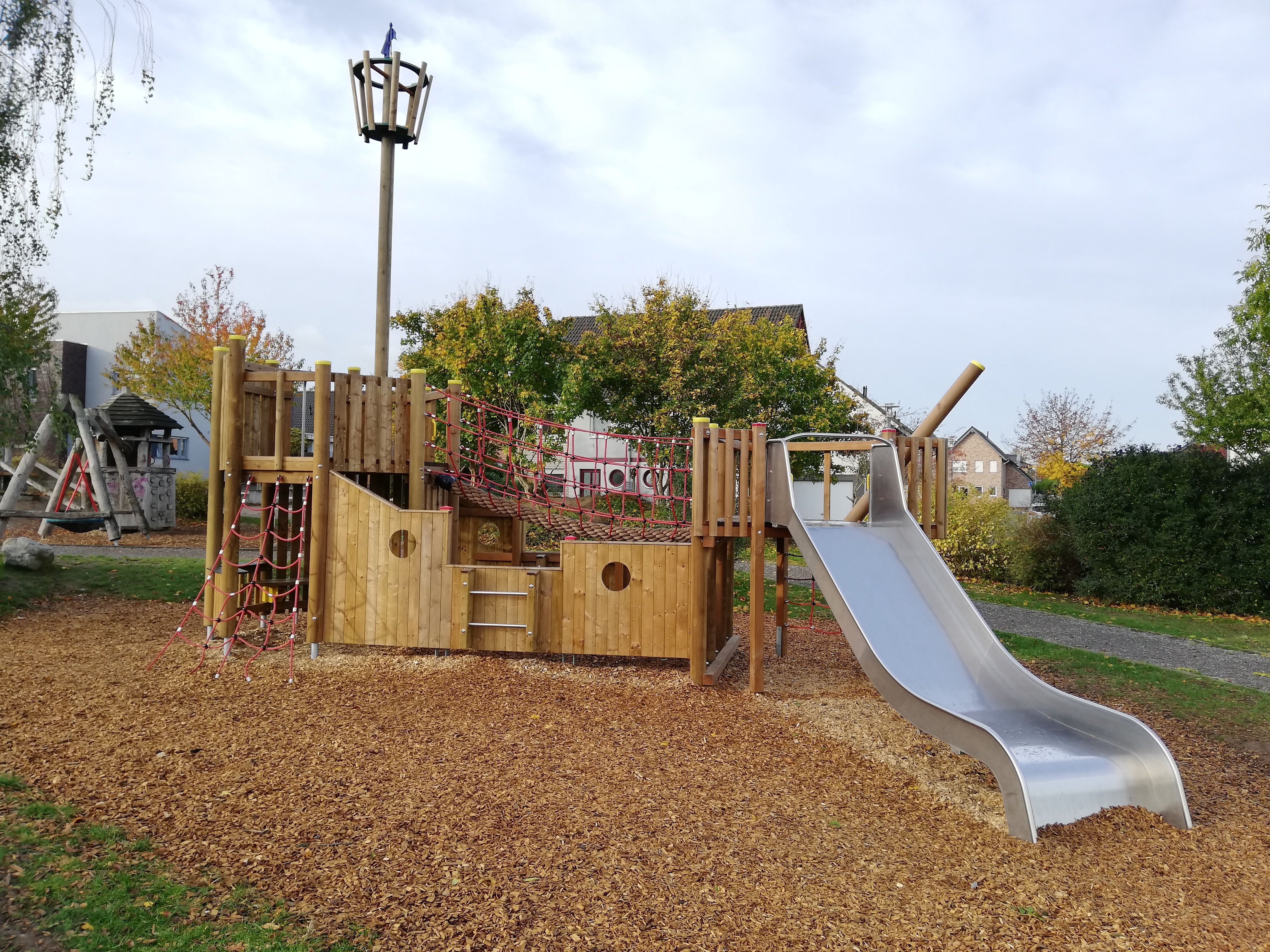 Spielgeräte auf dem Spielplatz im Oerather Mühlenfeld