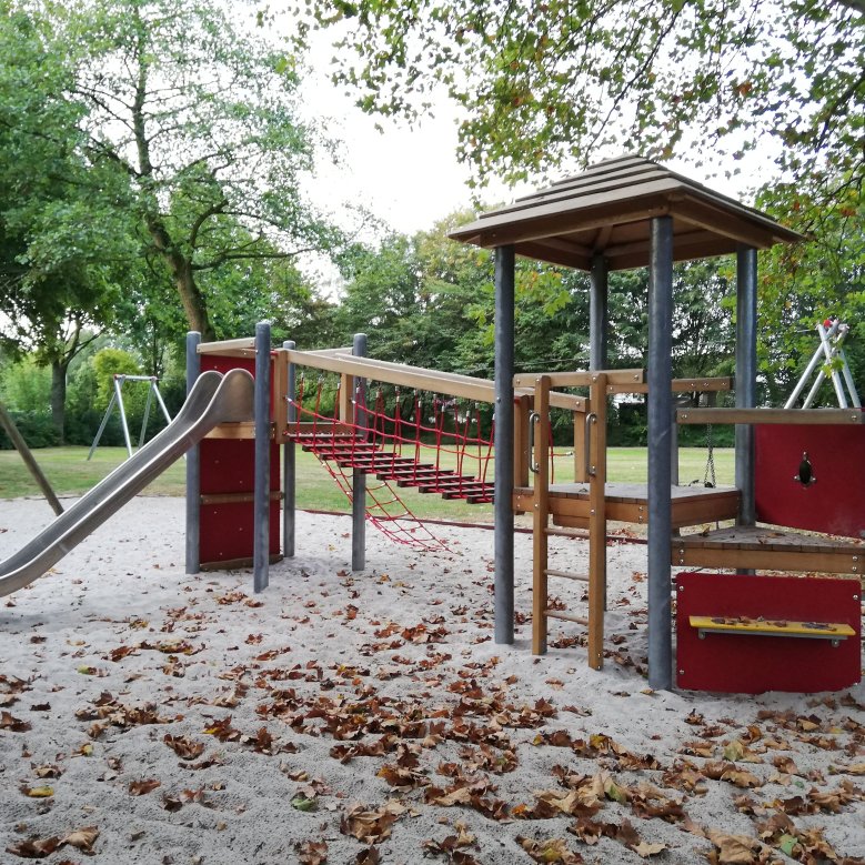 Spielgeräte auf dem Spielplatz an der Stettiner Straße