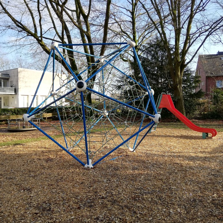 Spielgeräte auf dem Spielplatz an der Theodor-Körner-Straße