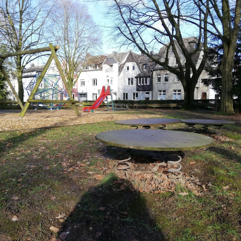 Spielgeräte auf dem Spielplatz an der Theodor-Körner-Straße