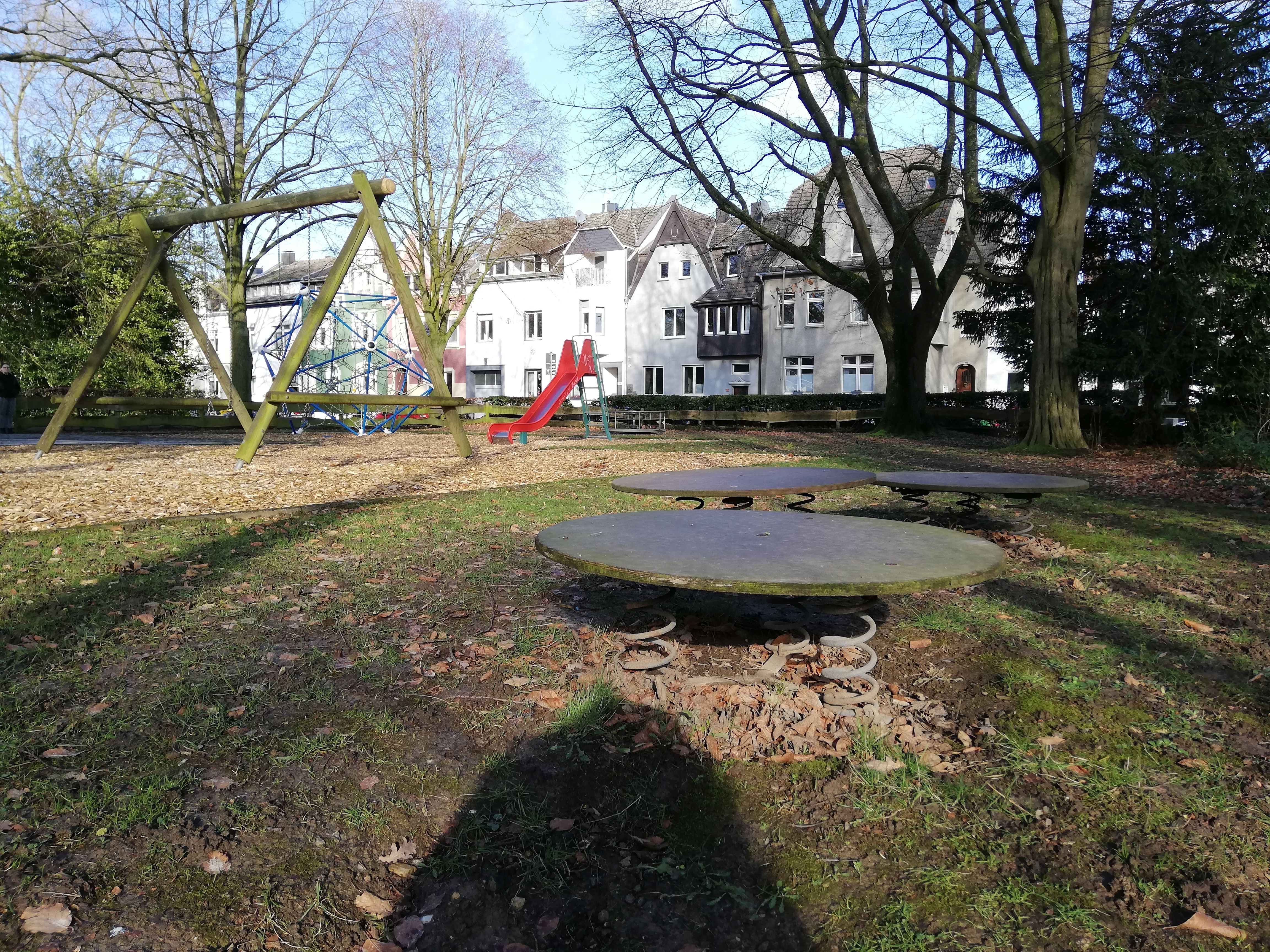 Spielgeräte auf dem Spielplatz an der Theodor-Körner-Straße