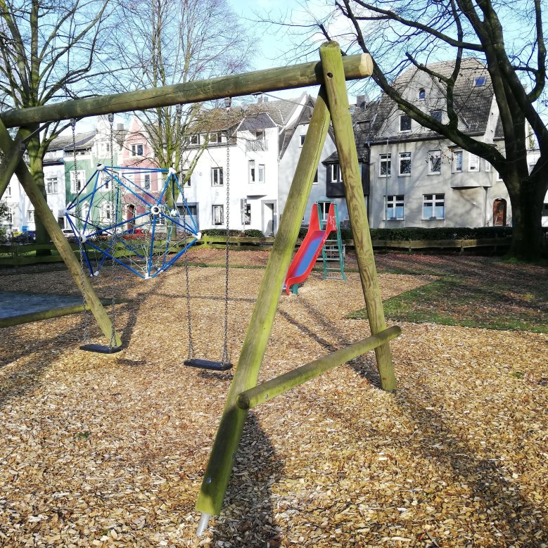 Spielgeräte auf dem Spielplatz an der Theodor-Körner-Straße