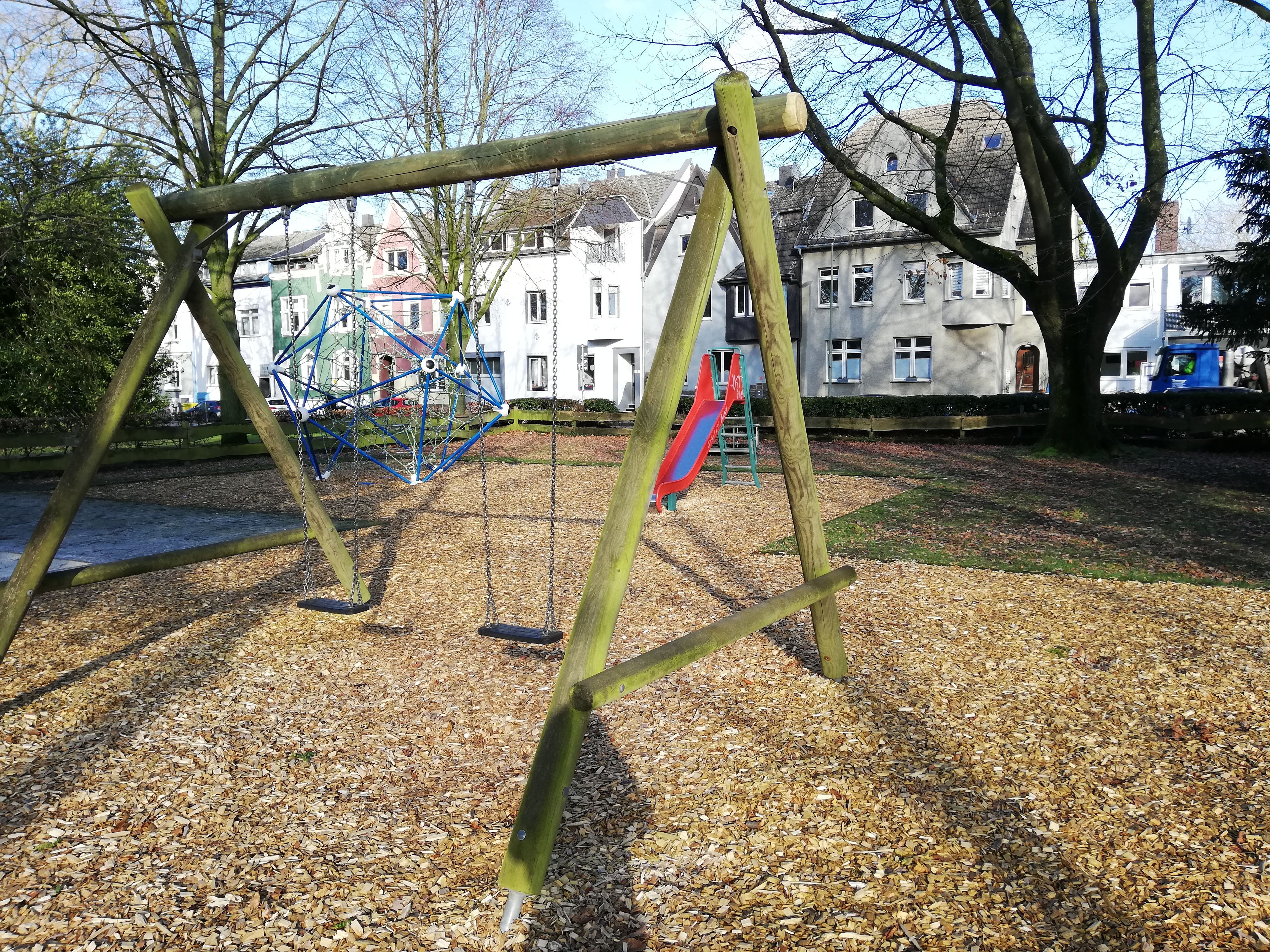 Spielgeräte auf dem Spielplatz an der Theodor-Körner-Straße