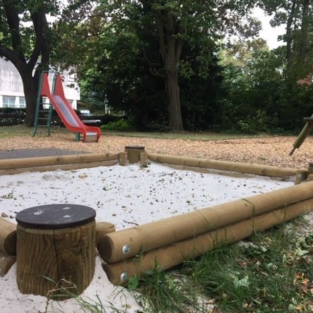 Spielgeräte auf dem Spielplatz an der Theodor-Körner-Straße