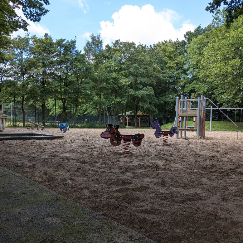 Spielgeräte auf dem Spielplatz in Golkrath