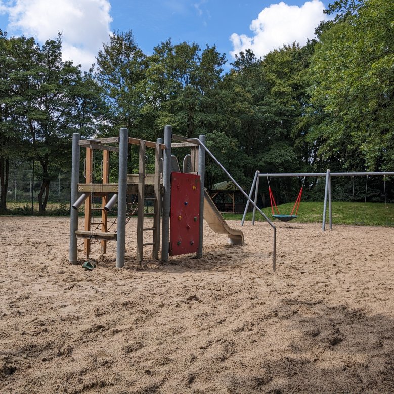 Spielgeräte auf dem Spielplatz in Golkrath