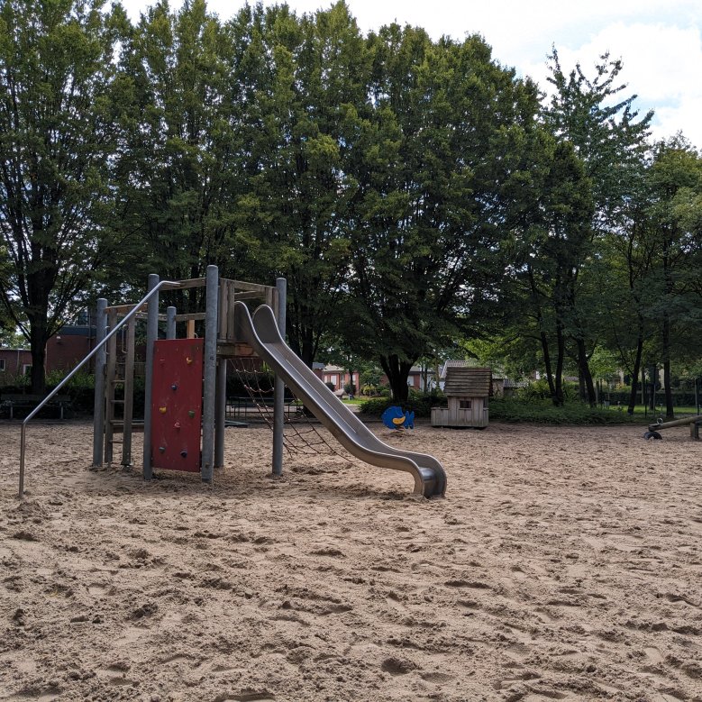 Spielgeräte auf dem Spielplatz in Golkrath