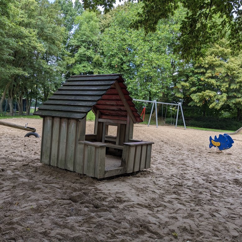 Spielgeräte auf dem Spielplatz in Golkrath