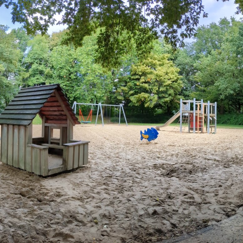 Spielgeräte auf dem Spielplatz in Golkrath