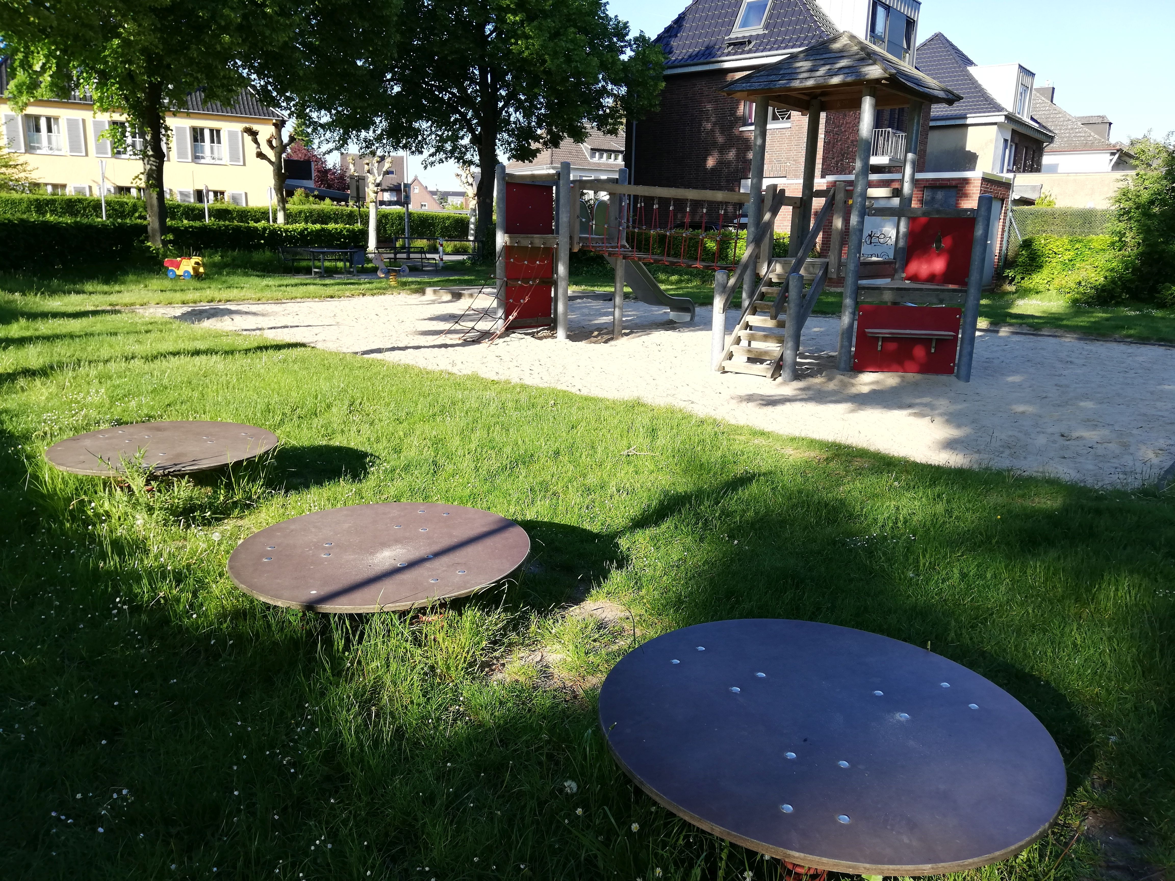 Spielgeräte auf dem Spielplatz an der Wilhelmstraße
