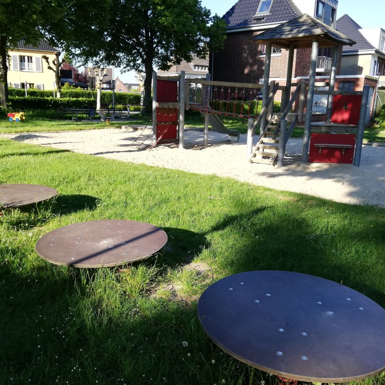 Spielgeräte auf dem Spielplatz an der Wilhelmstraße