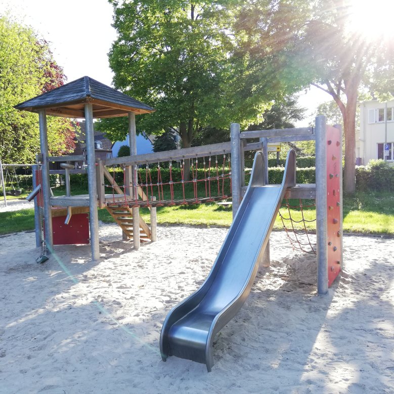 Spielgeräte auf dem Spielplatz an der Wilhelmstraße