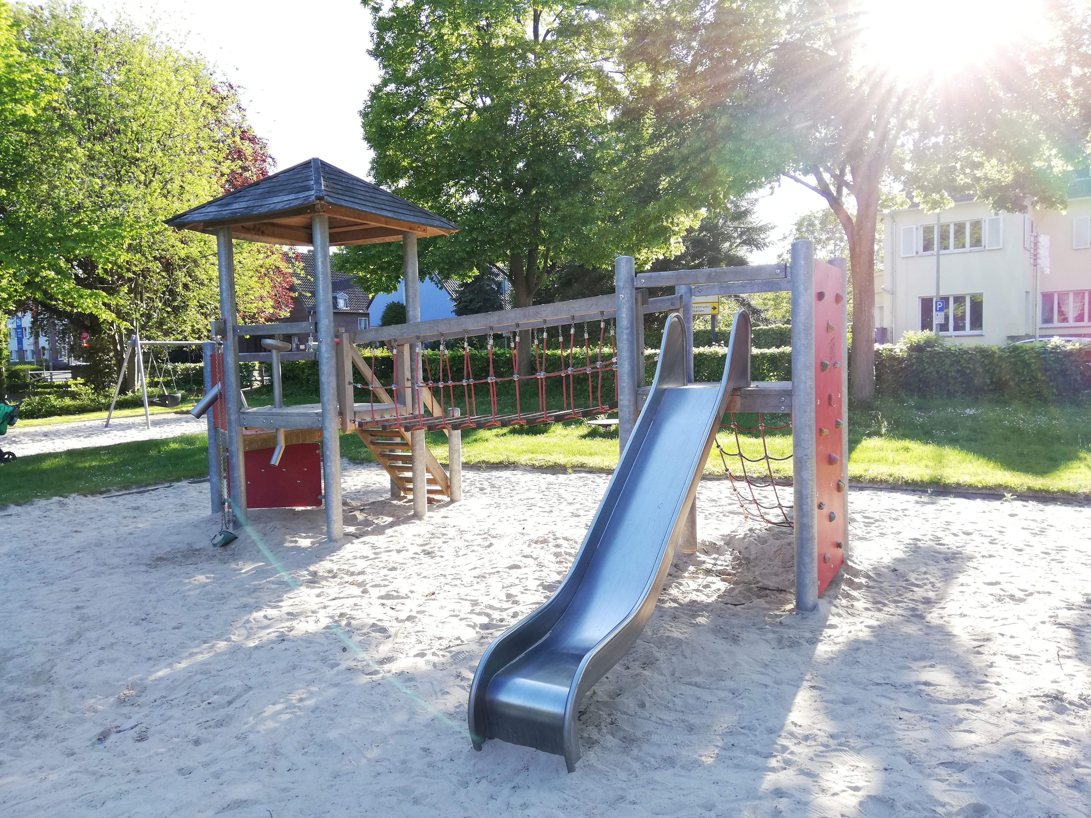 Spielgeräte auf dem Spielplatz an der Wilhelmstraße