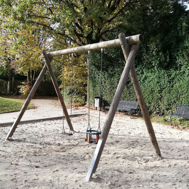 Spielgeräte auf dem Spielplatz im Ziegelweiherpark