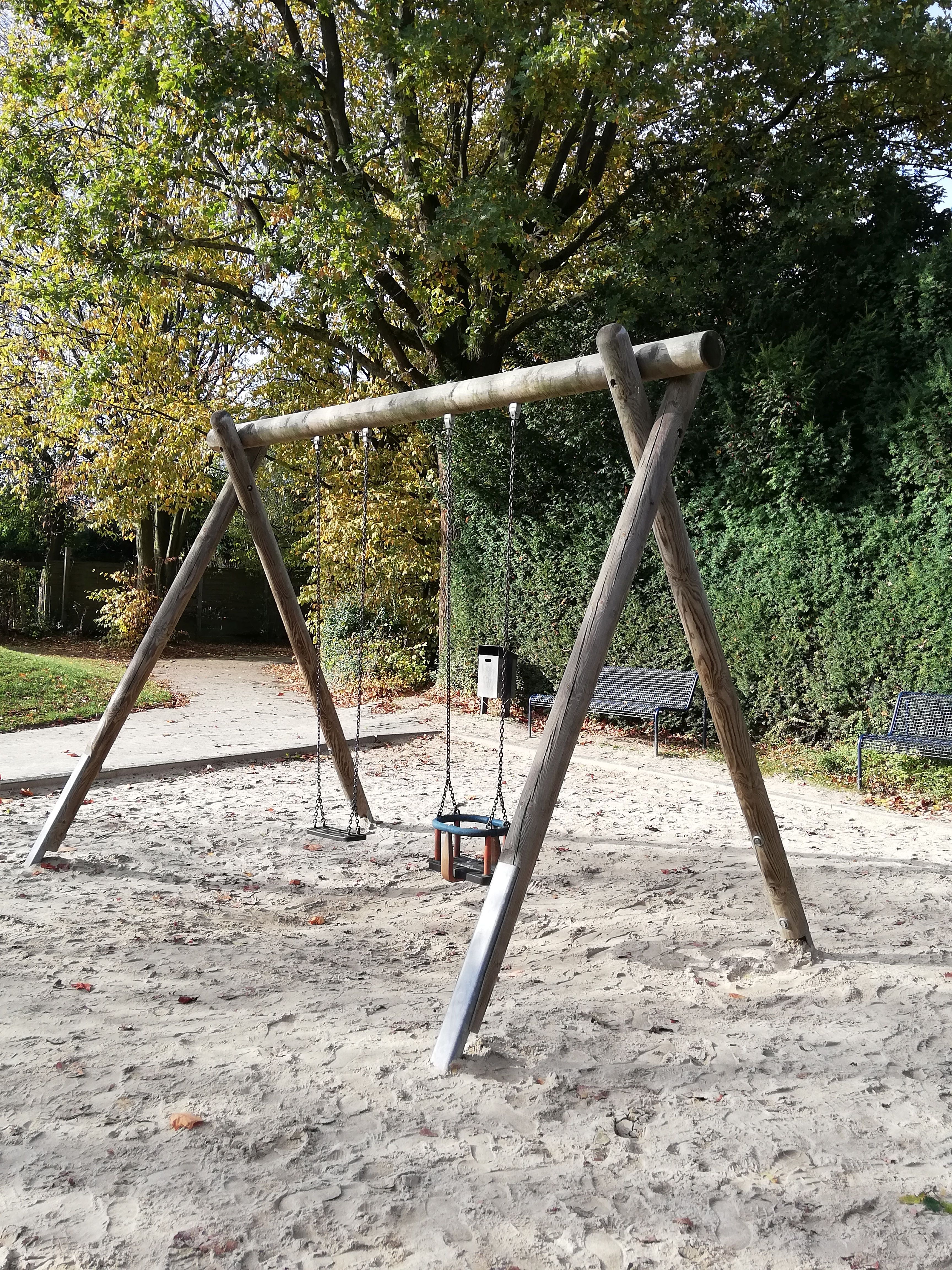 Spielgeräte auf dem Spielplatz im Ziegelweiherpark