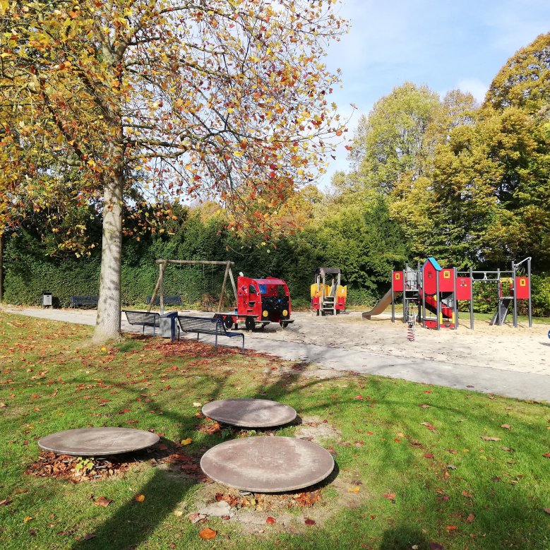 Spielgeräte auf dem Spielplatz im Ziegelweiherpark