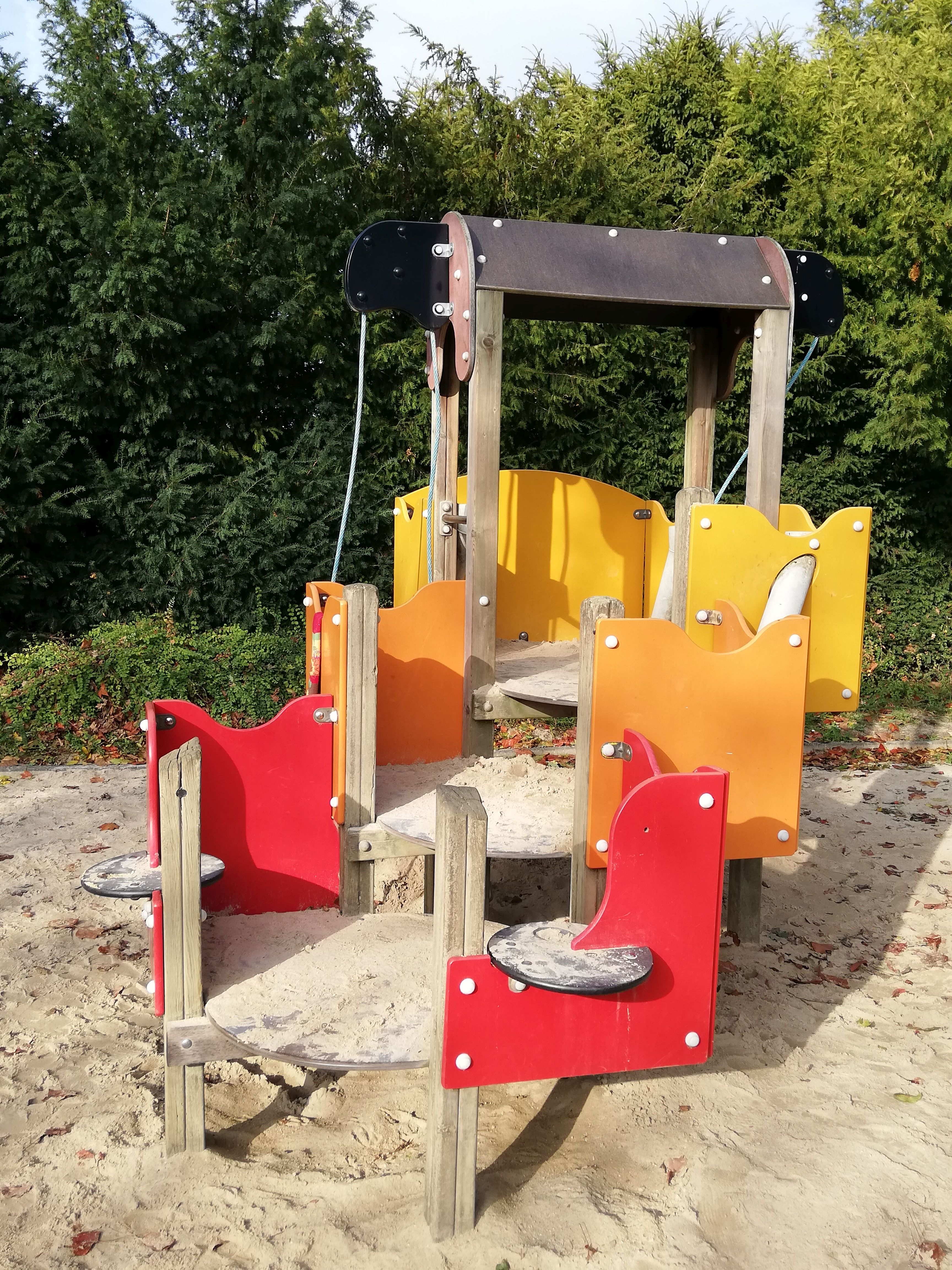 Spielgeräte auf dem Spielplatz im Ziegelweiherpark
