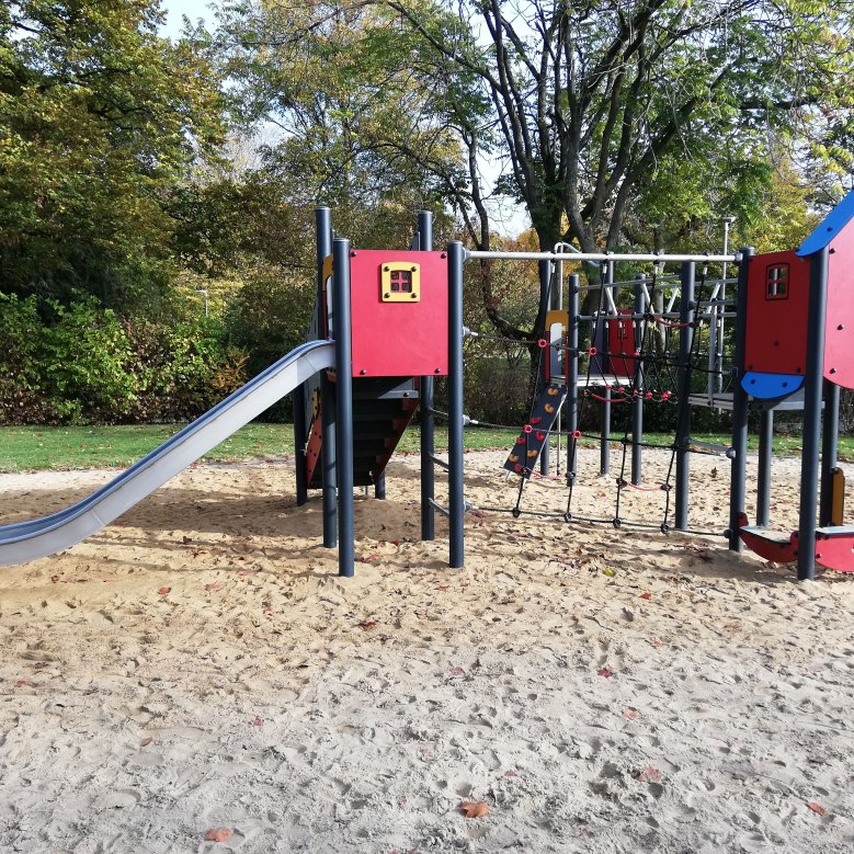 Spielgeräte auf dem Spielplatz im Ziegelweiherpark