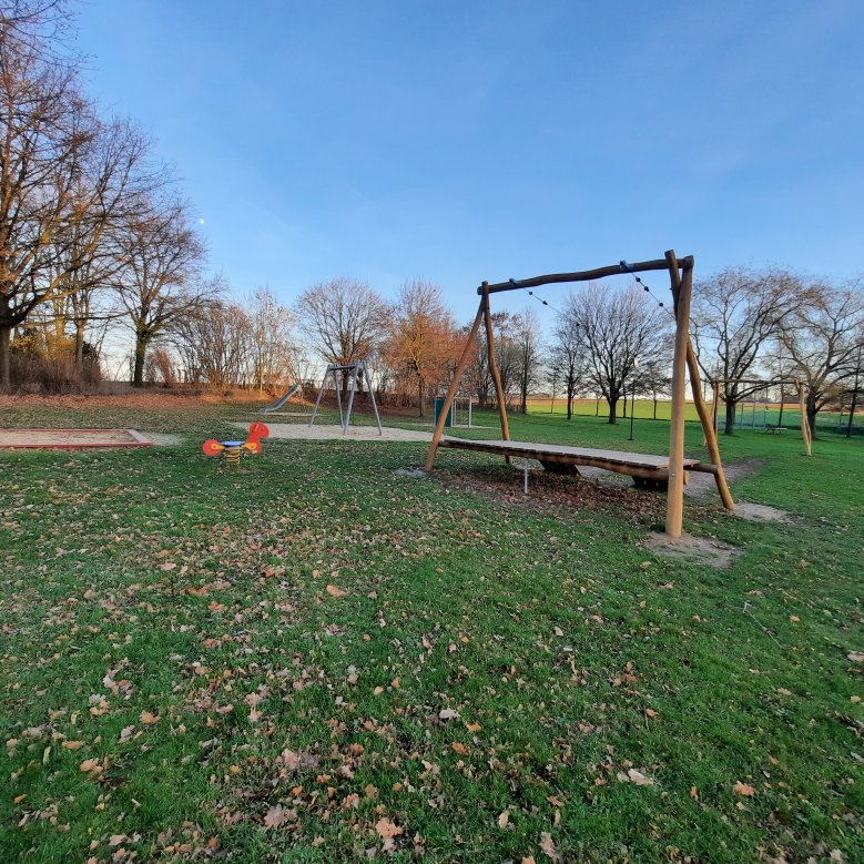 Spielgeräte auf dem Spielplatz Zum Eichhof