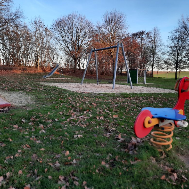 Spielgeräte auf dem Spielplatz Zum Eichhof