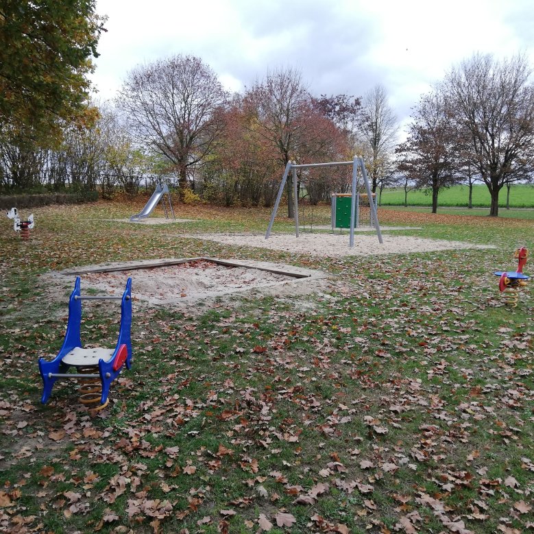 Spielgeräte auf dem Spielplatz Zum Eichhof