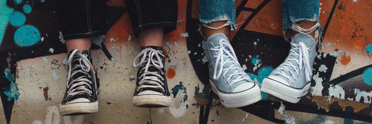 Füße vor eine Graffitiwand