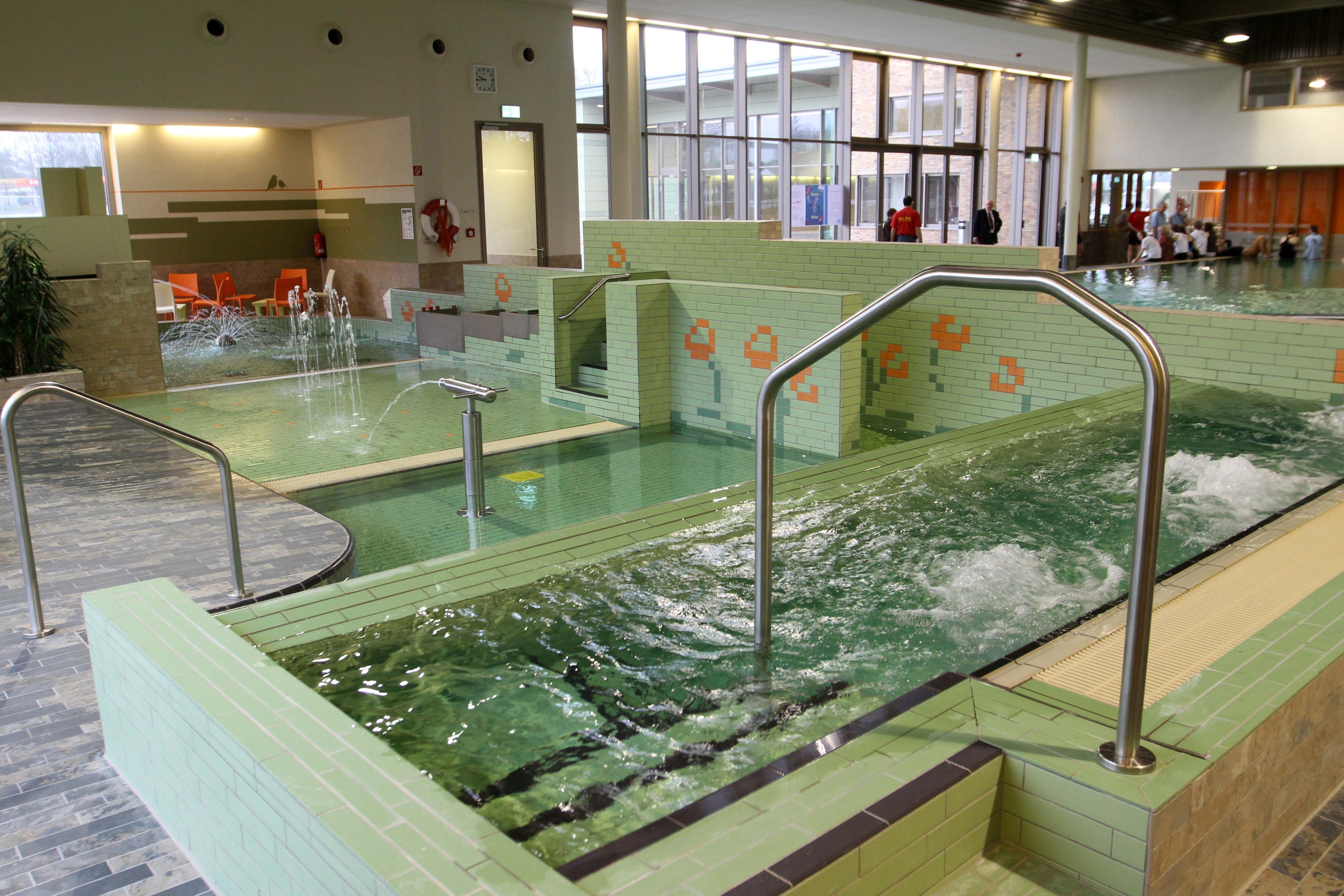 Innenbereich des Erka-Bades mit Whirlpool