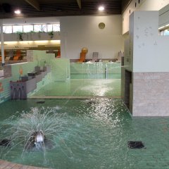 Der Spielbereich des Erka-Bades mit kleinem Springbrunnen und verschiedenen Wasserdüsen