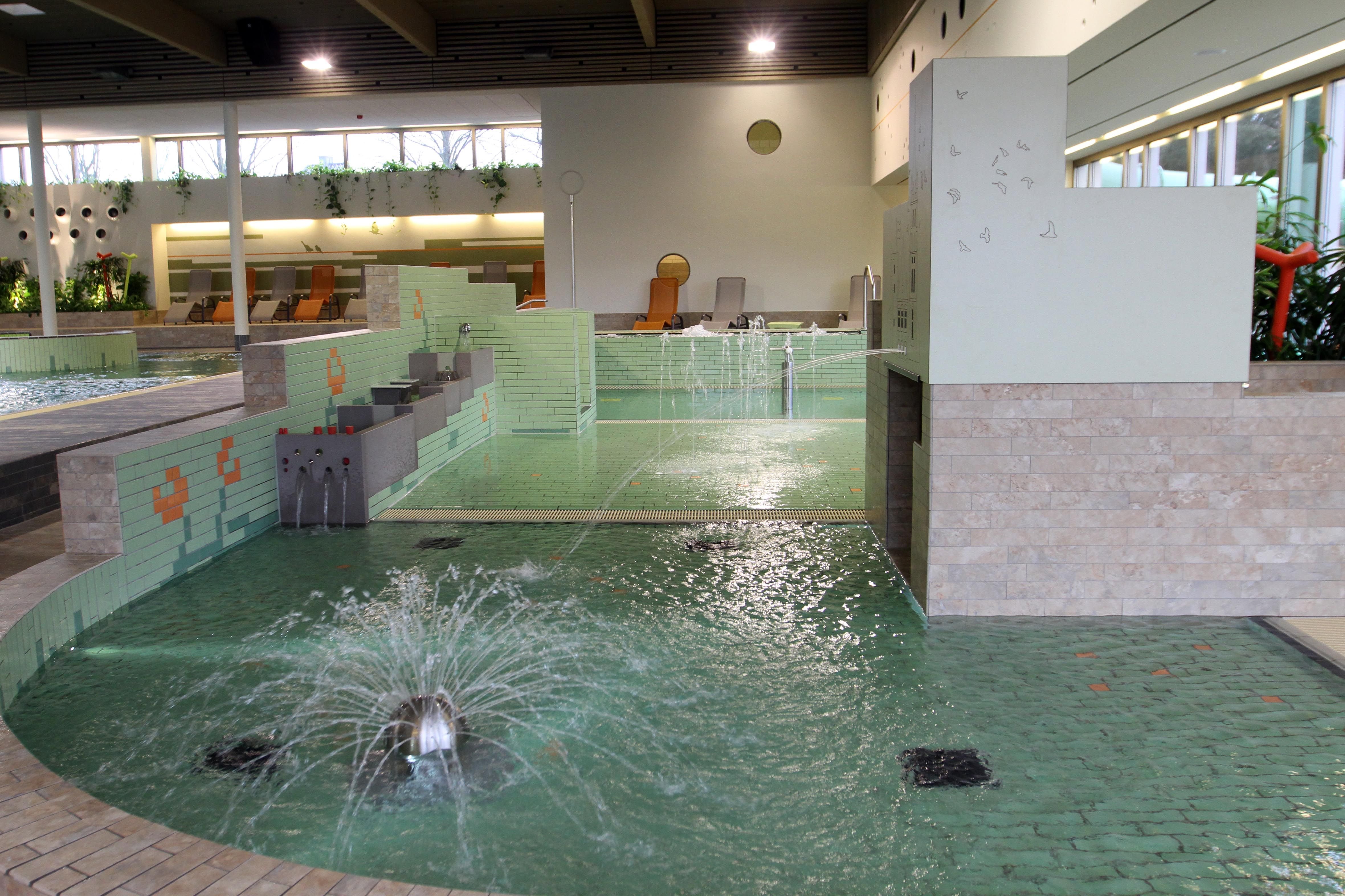 Der Spielbereich des Erka-Bades mit kleinem Springbrunnen und verschiedenen Wasserdüsen
