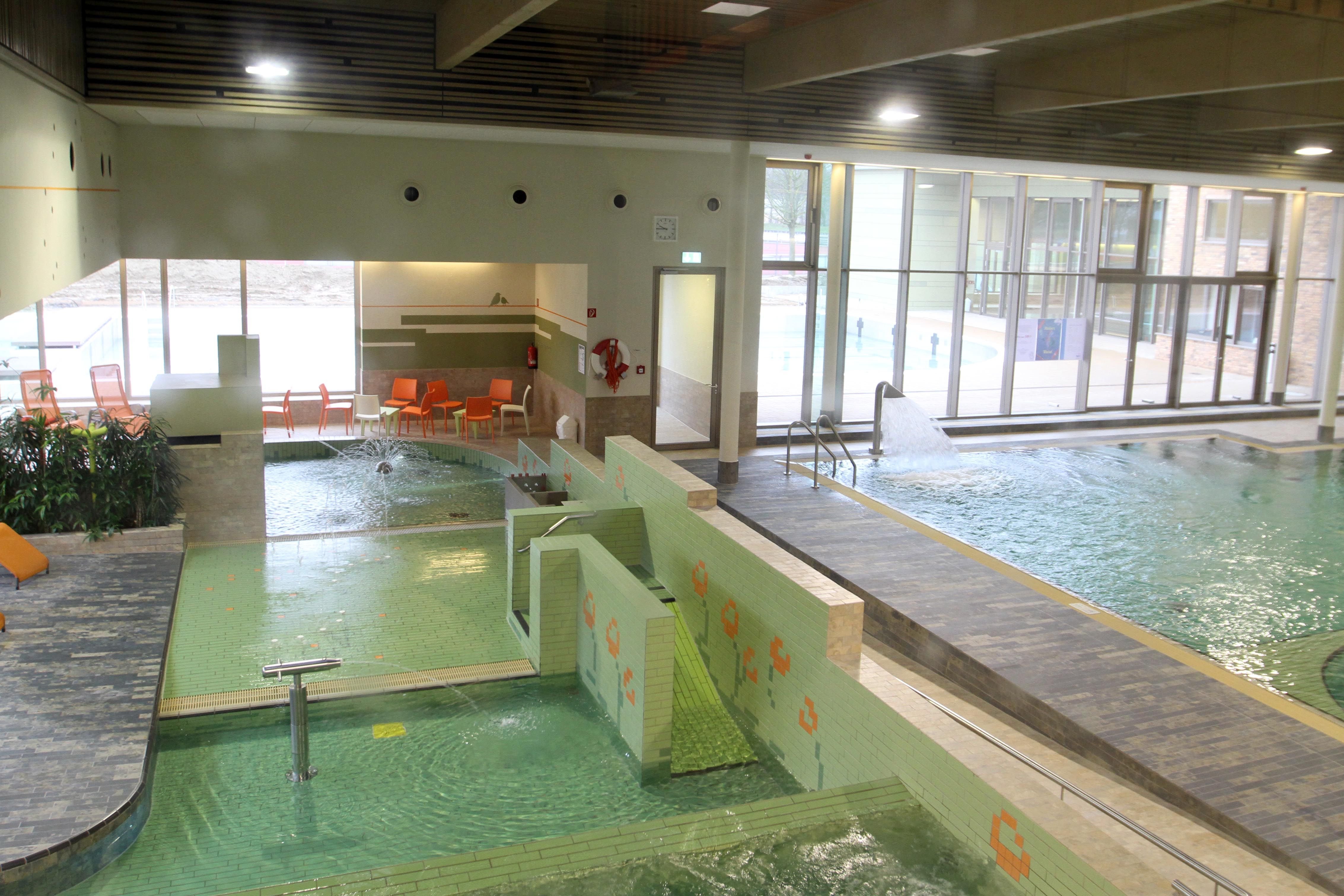 Der Spielbereich und das Schwimmbecken im Erka-Bad