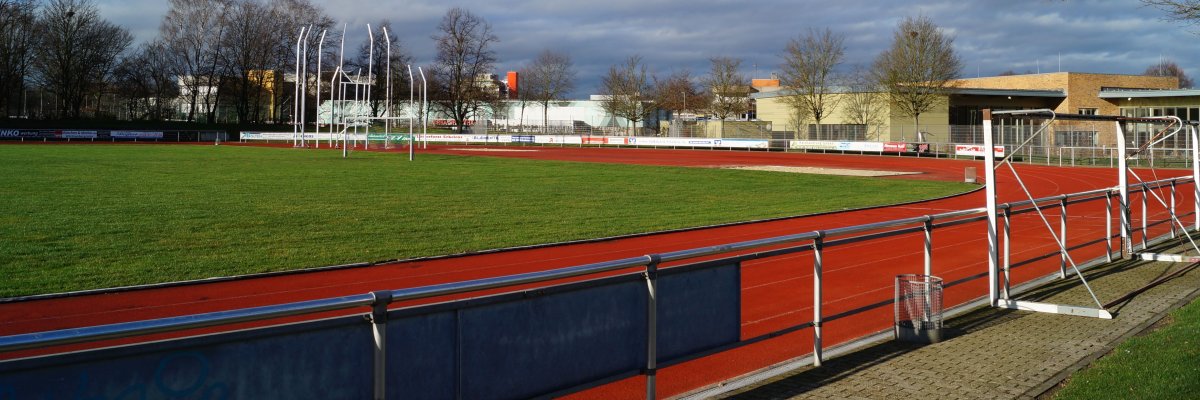Sportstadion Sportstadion mit Rasenfläche und Aschelaufbahnen