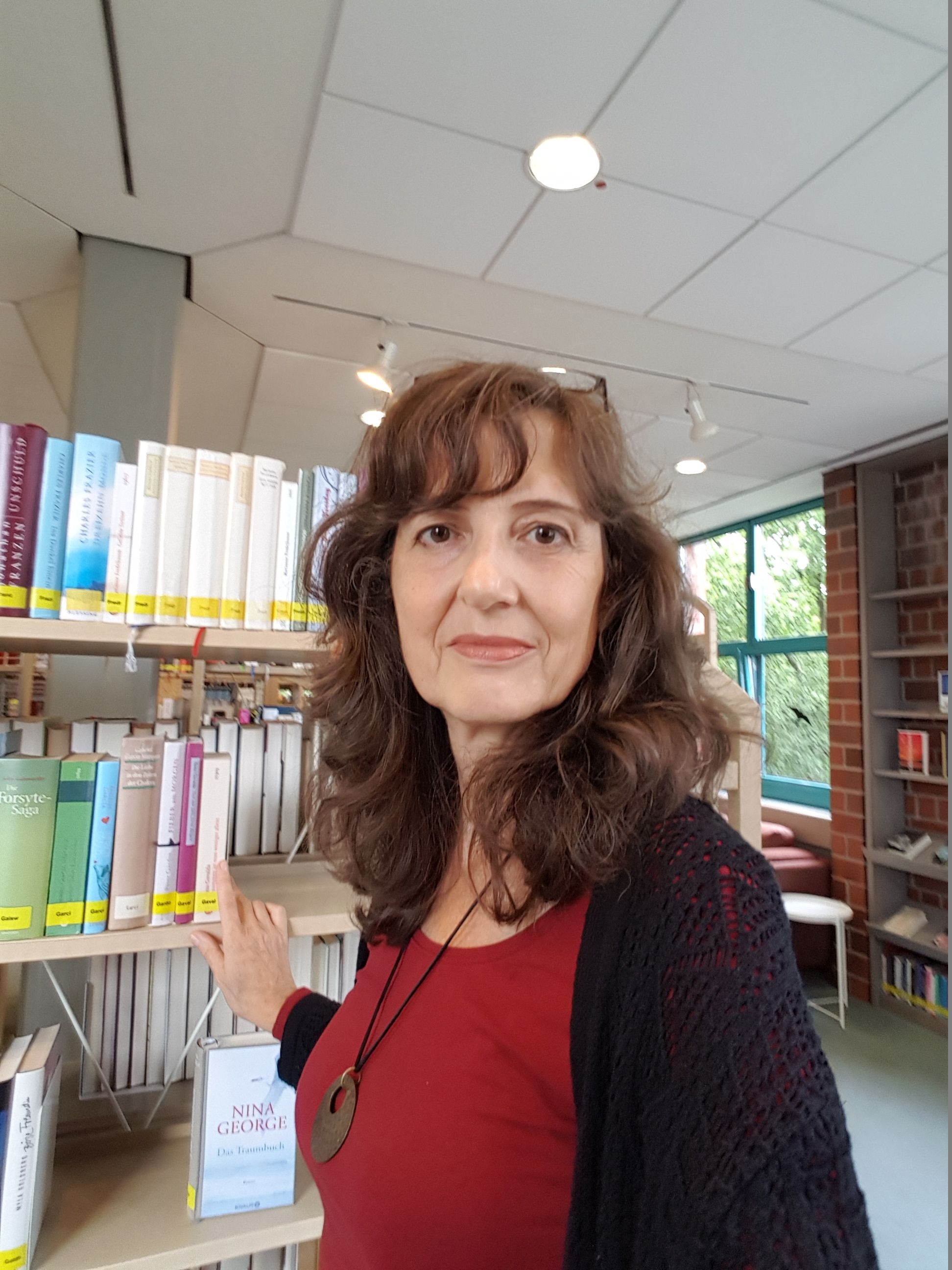 Karin Rademacher Karin Rademacher, Leiterin der Stadtbücherei, steht an einem Bücherregal