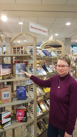 Sabine Höpgens Sabine Höpgens, Mitarbeiterin in der Stadtbücherei, steht an einem Bücherregal