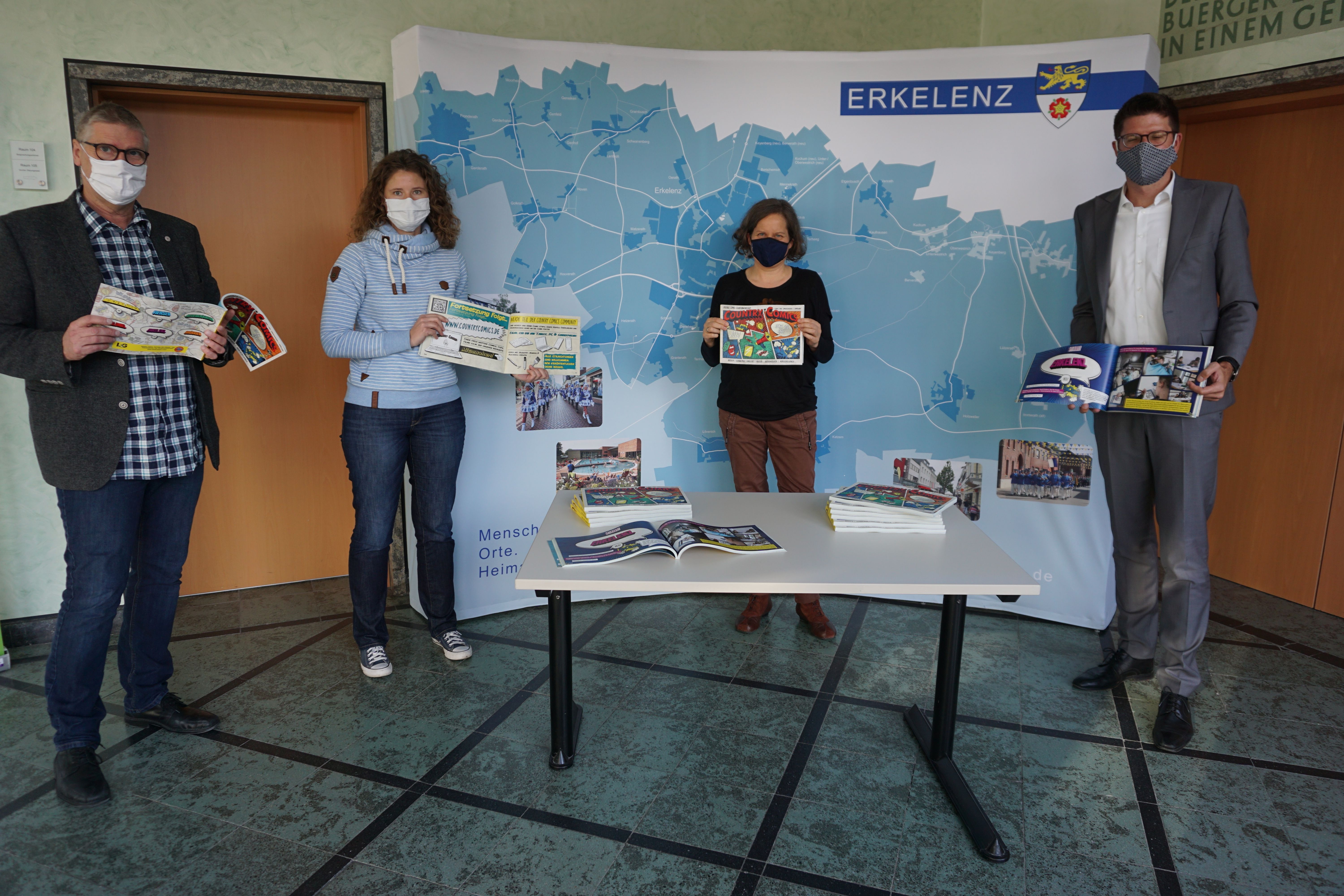 Präsentieren freudig die "Country Comics": (v.l.) Jugendamtsleiter Ralf Schwarzenberg, Katharina Lüke, Andrea Rings, Bürgermeister Stephan Muckel