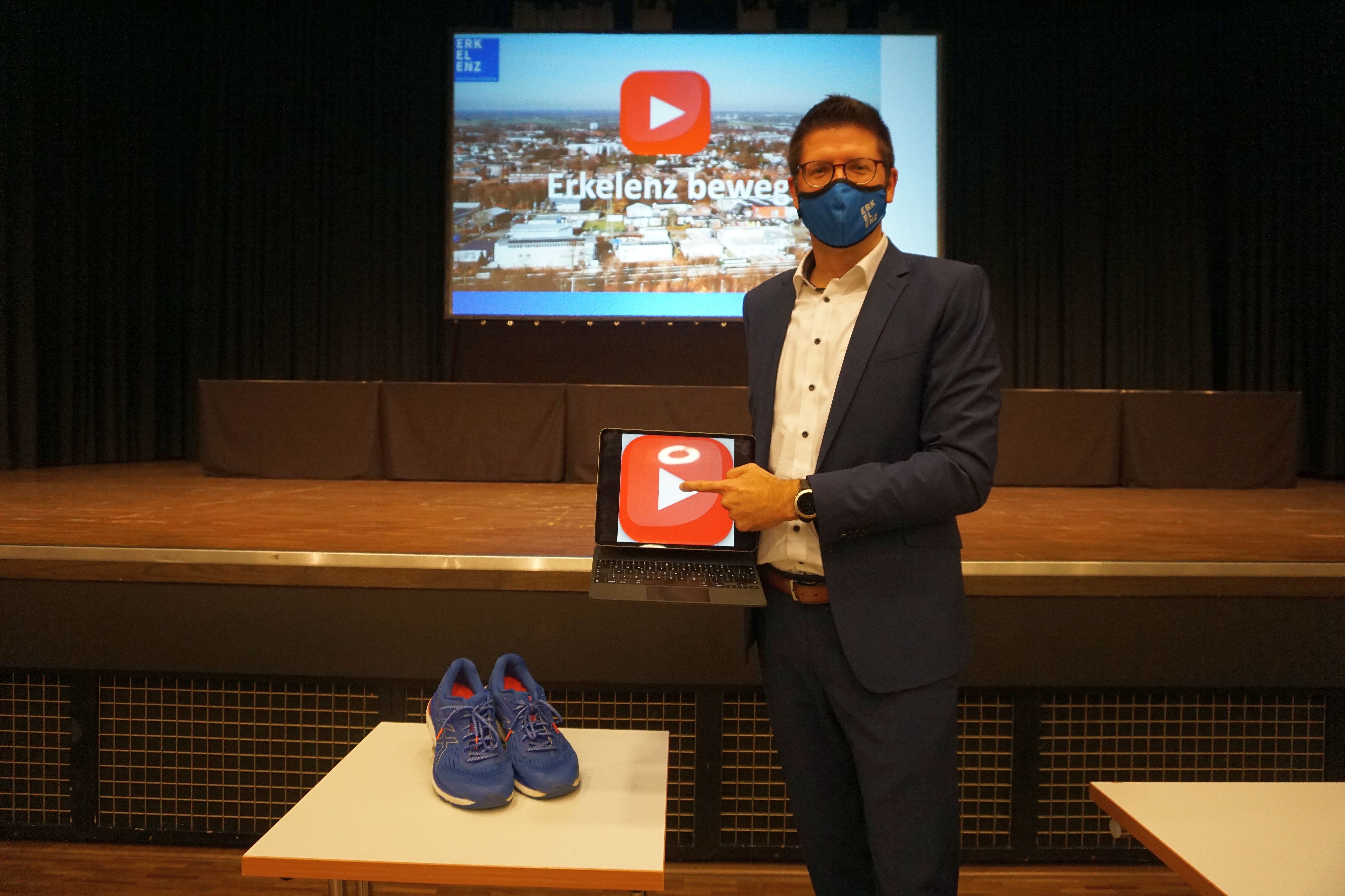 Bürgermeister Stephan Muckel startet das Neujahrsvideo am Tablet.