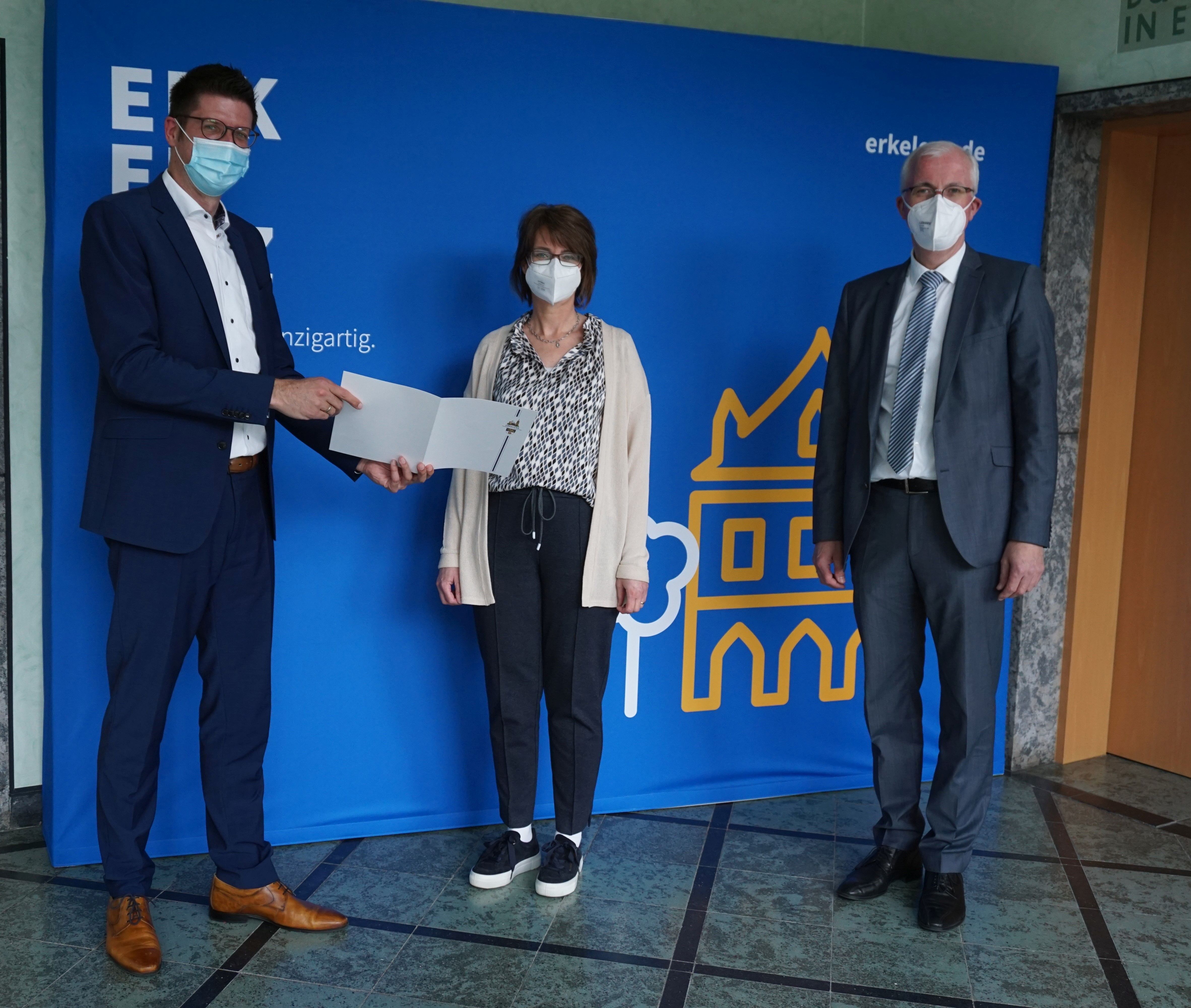 Bürgermeister Stephan Muckel und 1. Beigeordneter Dr. Hans-Heiner Gotzen mit Heike Arndt, Leiterin Personalamt