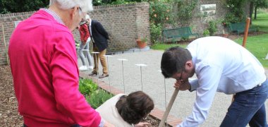 Bürgermeister Stephan Muckel, Frank Körfer und Georg Dulies vom Förderverein Hohenbusch pflanzen eine Essigrose.