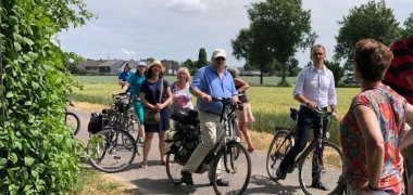 Rundweg-„Patin“ Friederike Grates schildert bei der Jungfernfahrt die historischen Besonderheiten. Mit dabei: der stellvertretende Bürgermeister Peter London und Bundestagsabgeordneter Wilfried Oellers.