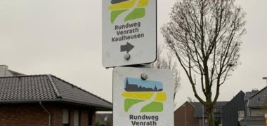 Rund 60 Hinweisschilder markieren den Verlauf der Route. An einigen Abzweigungen wurde auch ein Pfeil in den Logofarben blau, gelb, grün als Markierung auf den Asphalt aufgesprüht.