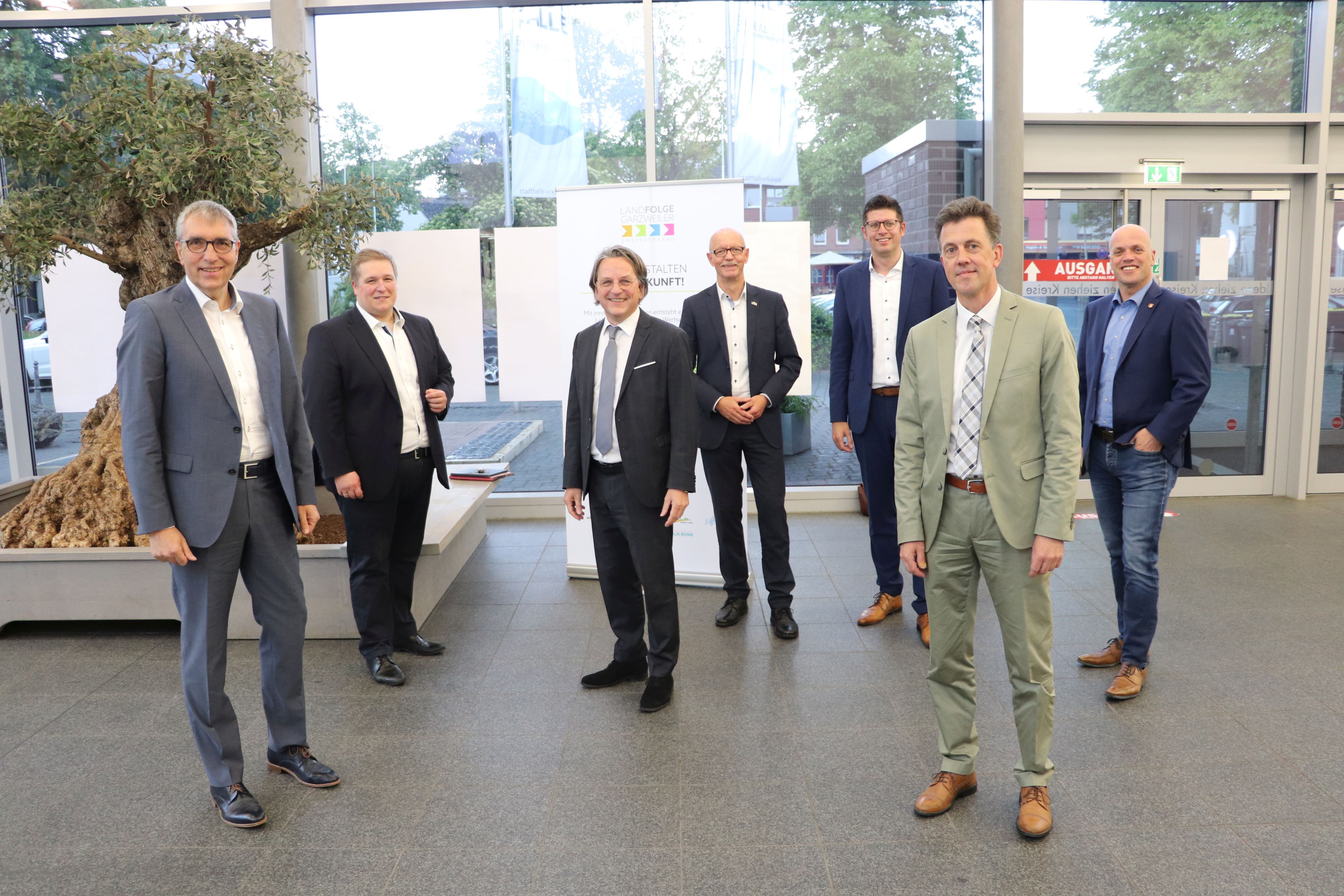 (v.l.n.r.): Jürgen Frantzen (Bürgermeister der Landgemeinde Titz), Martin Heinen (Vorsitzender der Verbandsversammlung), Dr. Gregor Bonin (Verbandsvorsteher), Harald Zillikens (Bürgermeister der Stadt Jüchen), Stephan Muckel (Bürgermeister der Stadt Erkelenz), Volker Mielchen (Geschäftsführer des Zweckverbands), Klaus Krützen (Bürgermeister der Stadt Grevenbroich)