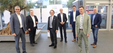 (v.l.n.r.): Jürgen Frantzen (Bürgermeister der Landgemeinde Titz), Martin Heinen (Vorsitzender der Verbandsversammlung), Dr. Gregor Bonin (Verbandsvorsteher), Harald Zillikens (Bürgermeister der Stadt Jüchen), Stephan Muckel (Bürgermeister der Stadt Erkelenz), Volker Mielchen (Geschäftsführer des Zweckverbands), Klaus Krützen (Bürgermeister der Stadt Grevenbroich)