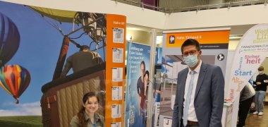 Bürgermeister Stephan Muckel am Infostand der Firma Hahn bei der Azubimesse in der Stadthalle