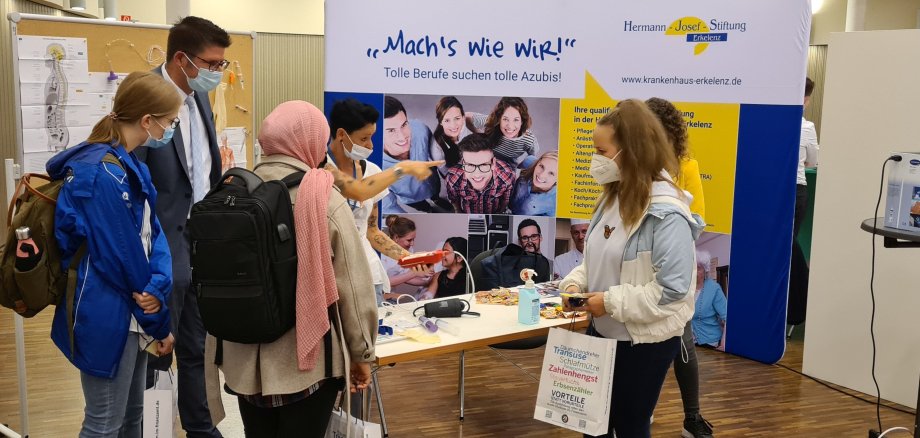 Bürgermeister Stephan Muckel mit Schülerinnen am Infostand der Hermann-Josef-Stiftung bei der Azubimesse in der Stadthalle