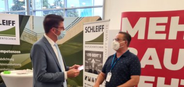 Bürgermeister Stephan Muckel am Infostand der Firma Hahn bei der Azubimesse in der Stadthalle