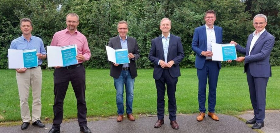 Bürgermeister Stephan Muckel und andere Herren starten das Forschungsprojekt "Zusammenhalt hoch 3"