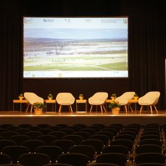 Bühne der Stadthalle mit Stühlen