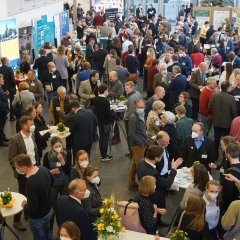 viele Menschen im Foyer der Stadthalle